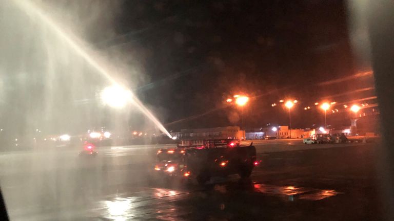 Des camions de pompiers ont projeté de l'eau sur l'avion