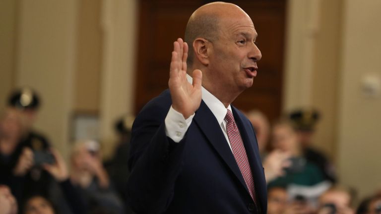 Gordon Sondland, ambassadeur des États-Unis auprès de l'Union européenne, prête serment pour témoigner devant le House Intelligence Committee dans l'immeuble de bureaux de Longworth House à Capitol Hill le 20 novembre 2019
