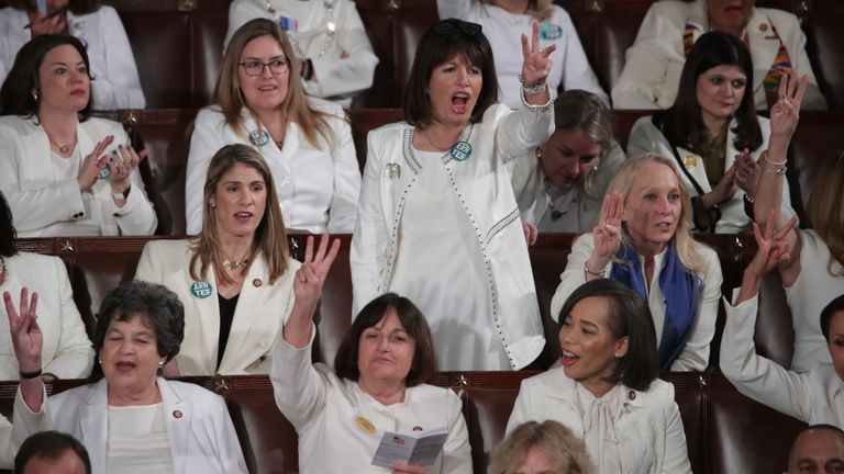 Certains démocrates ont scandé pendant certaines parties du discours de M. Trump - et d'autres ont complètement manqué l'adresse