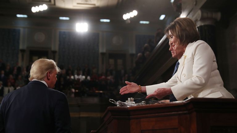 Donald Trump a refusé de serrer la main de Nancy Pelosi avant son discours sur l'état de l'Union