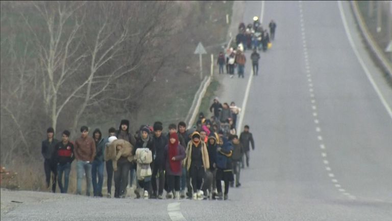 Les migrants et les réfugiés en Turquie espèrent traverser la frontière grecque.