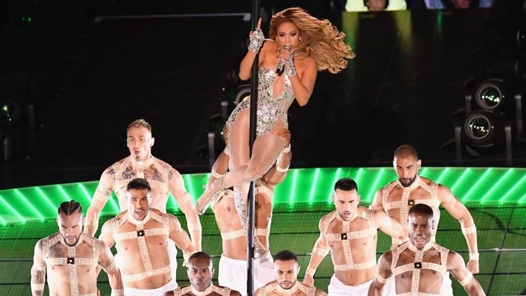 J-Lo est monté sur scène sur un poteau