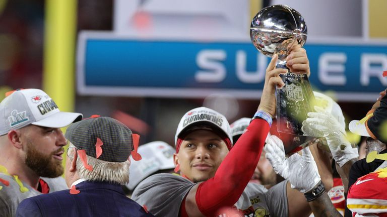 Le quart-arrière des Kansas City Chiefs Patrick Mahomes (R) a mené son équipe à une victoire de 31-20 contre les 49ers de San Francisco