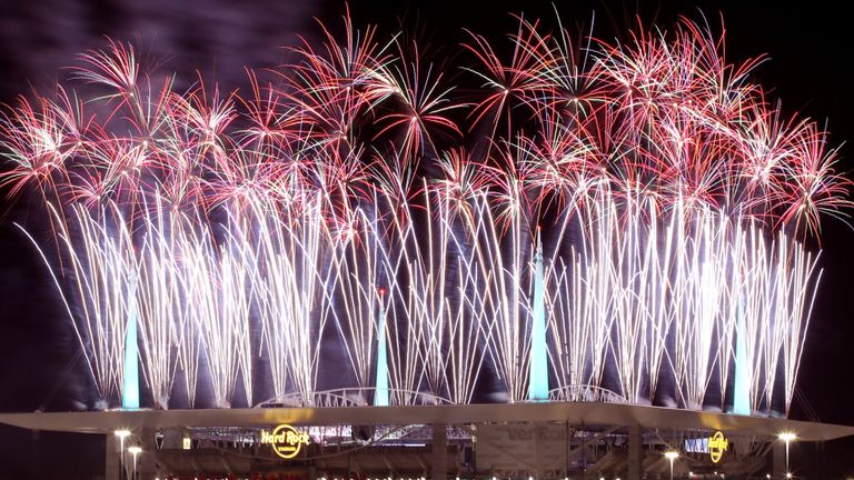 Des feux d'artifice illuminent le ciel à mi-temps