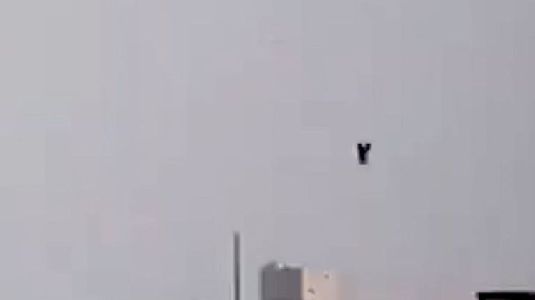 Un baril tombe sur Idlib. Les armes sont illégales en vertu du droit international