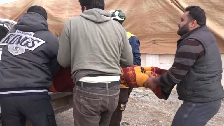 Les corps de ceux qui sont morts dans l'attaque de la camionnette sont chargés sur un camion