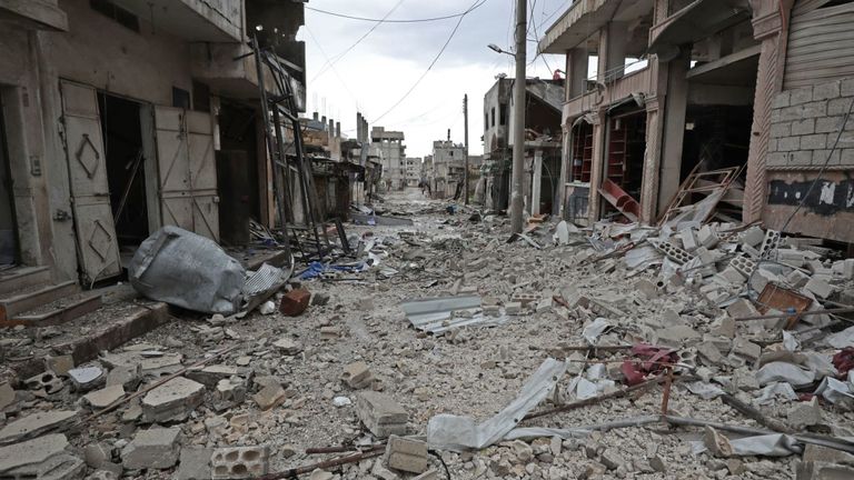 Des débris remplissent les rues de Sarmin, une ville proche d'Idlib, dans le nord-ouest de la Syrie
