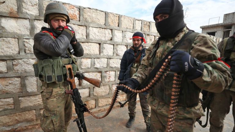 Des combattants syriens soutenus par la Turquie dans la ville de Sarmin, à environ 8 km de la ville d'Idlib