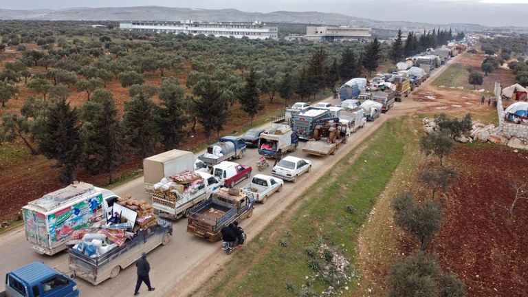 Des masses de personnes déplacées tentent d'échapper à la violence à Idlib