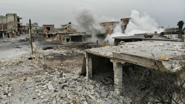 Une vue aérienne montre de la fumée s'échappant d'un immeuble du village de Maaret al-Naasan en Syrie dans la province d'Idlib le 12 février 2020 à la suite d'une offensive de plusieurs semaines contre le dernier bastion rebelle majeur du pays. - Les forces du régime syrien ont poursuivi leur offensive dans le nord-ouest du pays, sécurisant des zones le long d'une route nationale clé qu'elles ont saisie, alors que les tensions montaient en flèche avec la Turquie qui soutient les groupes rebelles. (Photo par Omar HAJ KADOUR / AFP) (Photo par OMAR HAJ KADOUR / AFP via Getty Im