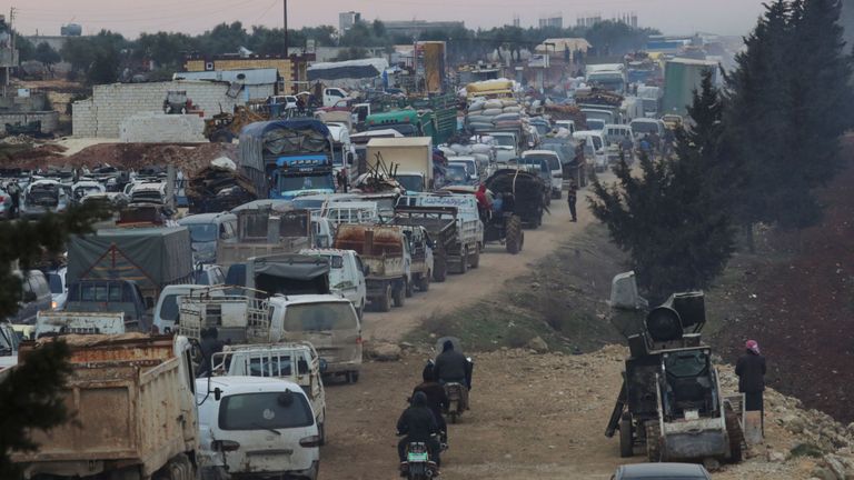 Des camions transportant les effets personnels des Syriens déplacés dans la province d'Idlib