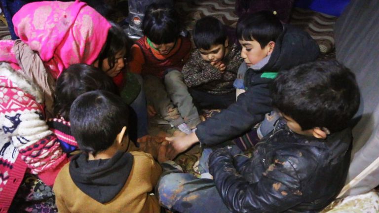Des enfants en mouvement en Syrie jouent un bref instant