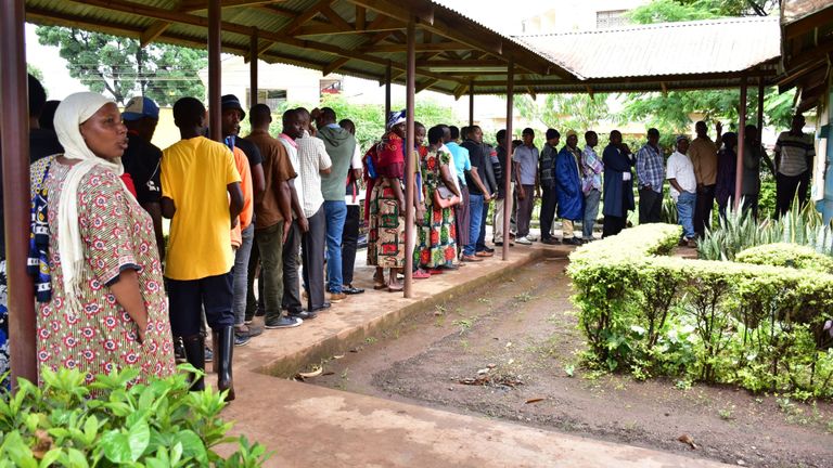 Des habitants de Moshi dans la région du Kilimandjaro, dans le nord de la Tanzanie, font la queue devant l'hôpital de Mawenzi