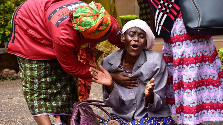 Une résidente de Moshi dans la région du Kilimandjaro, au nord de la Tanzanie, est consolée à l'hôpital de Mawenzi le 2 février 2020, après la mort de sa petite-fille qui a été tuée dans une bousculade 
