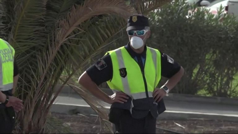 Un hôtel quatre étoiles en Espagne aux Canaries a été mis en lock-out mardi 25 février, ses invités ont été empêchés de partir et le personnel de la réception portait des masques faciaux après qu'un cas de coronavirus y ait été identifié, a déclaré un client de l'hôtel à Reuters .