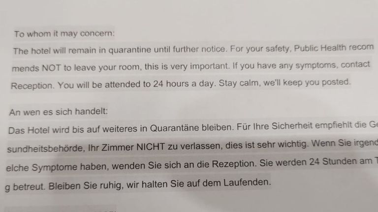 Des notes passées sous les portes des chambres ont averti les vacanciers de ne pas quitter leur chambre