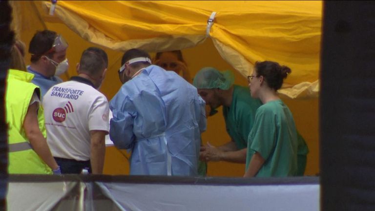 Le personnel médical testera les clients de l'hôtel pour le coronavirus