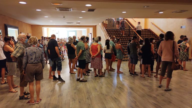 Photo de vacanciers faisant la queue pour le restaurant du H10 Costa Adeje Palace à Tenerife
