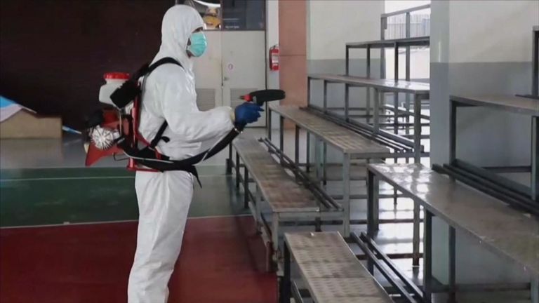 Des travailleurs de Bangkok pulvérisent des écoles et des maisons de patients COVID-19.