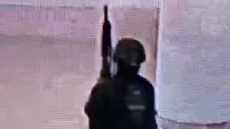 Des images d'une caméra de sécurité montrent le suspect marchant dans un centre commercial thaïlandais 