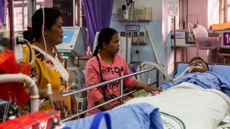 Des membres de la famille visitent des victimes de la fusillade en masse se faisant soigner dans un hôpital local