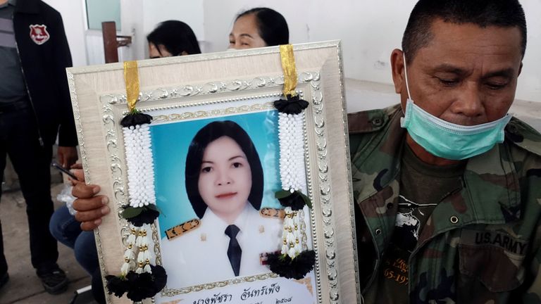 Un parent détient une photo de Patchara Chanpeng, l'une des victimes du tireur