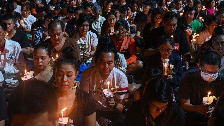 Une veillée aux chandelles a été organisée pour les victimes des tirs de masse