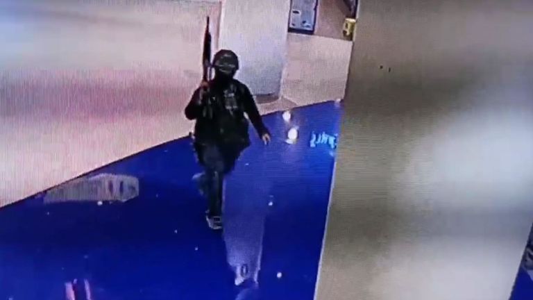 Jakrapanth Thomma est vu sur CCTV à l'intérieur du centre commercial