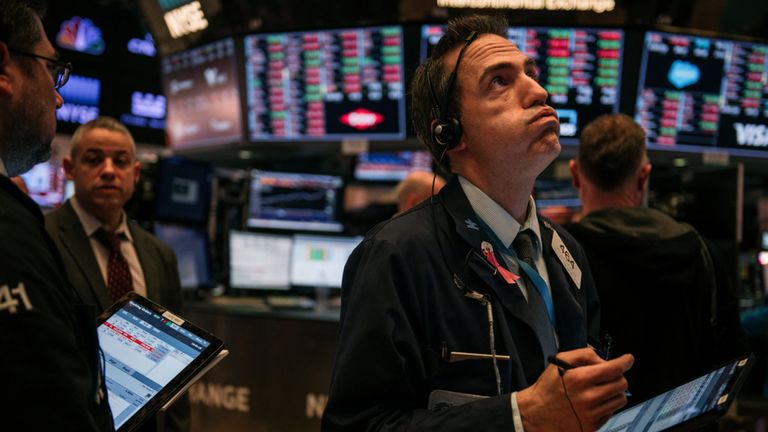 Les traders suivent les dernières minutes de négociation mardi sur le parquet de la Bourse de New York le 25 février 2020 à New York