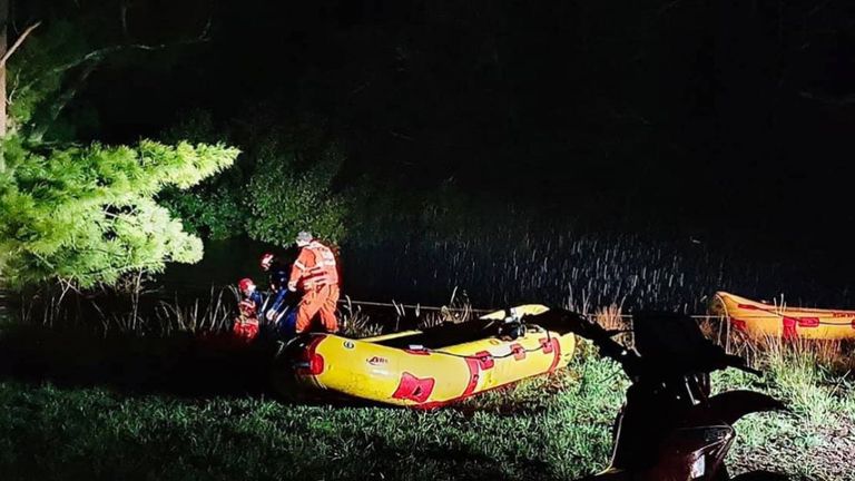 Les équipes des services d'urgence de l'État de la Nouvelle-Galles-du-Sud sauvent un homme qui s'est accroché à un arbre en crue pendant 10 heures. Photo: unités SES de la vallée de Bega