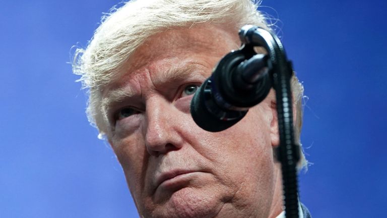 Le président Donald Trump lève les yeux tout en prenant la parole lors de la convention annuelle et du salon commercial de l'American Farm Bureau Federation à Austin, Texas