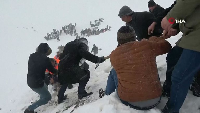L'avalanche s'est coincée près de la ville de Bahcesehir, dans la province de Van, entourée de montagnes