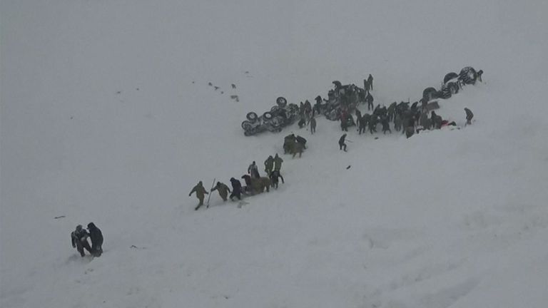 L'avalanche s'est coincée près de la ville de Bahcesehir, dans la province de Van, entourée de montagnes