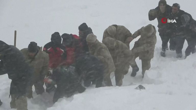 L'avalanche s'est coincée près de la ville de Bahcesehir, dans la province de Van, entourée de montagnes