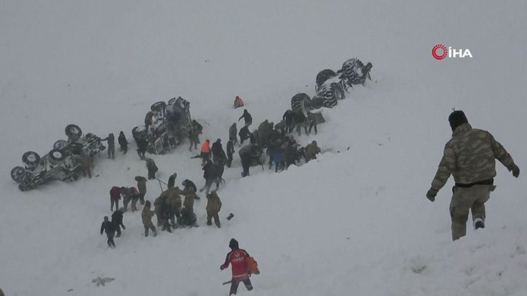 L'avalanche s'est coincée près de la ville de Bahcesehir, dans la province de Van, entourée de montagnes