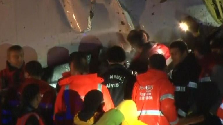 Opération sur le terrain à Istanbul pour sauver des personnes de l'épave d'un accident d'avion