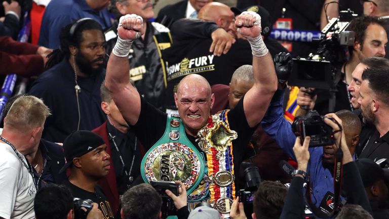 Tyson Fury célèbre sa superbe victoire