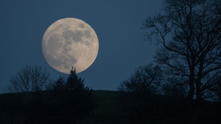 La & # 39; lune de loup & # 39; a augmenté au-dessus de Glastonbury en janvier 2017 - et revient ce soir