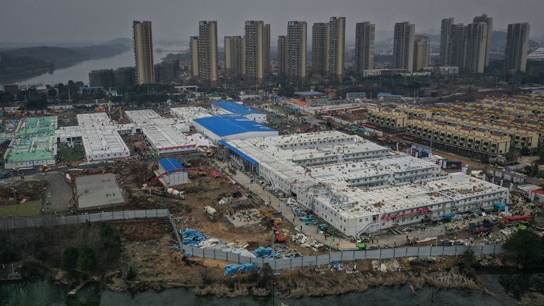 WUHAN, CHINE - 02 FÉVRIER: (CHINE OUT) La construction de l'hôpital de Huoshenshan touche à sa fin le 2 février 2020 à Wuhan, en Chine. L'hôpital de campagne spécialisé d'urgence de 25 000 mètres carrés, d'une capacité de 1 000 lits, est en cours de construction pour traiter les patients de l'épidémie mortelle de coronavirus à Wuhan. (Photo par Stringer / Getty Images)