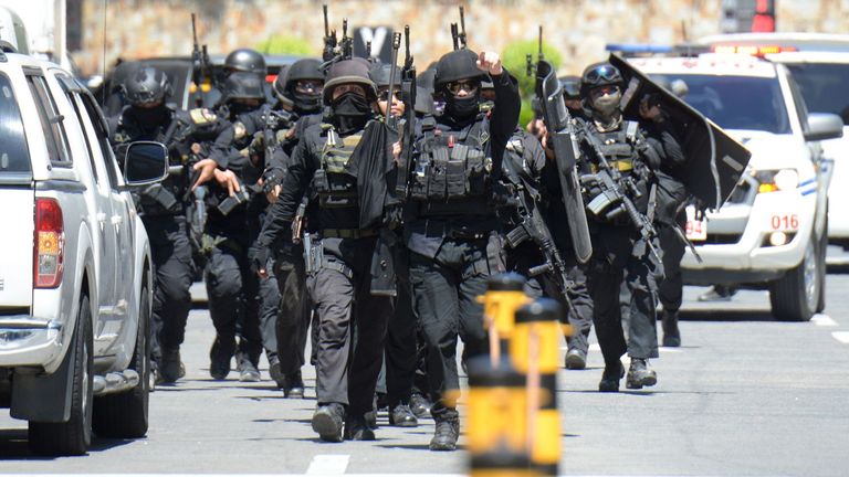 Une équipe SWAT de la police est à l'intérieur du centre commercial de Manille