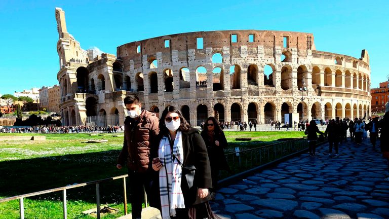 Le 28 février 2020, les touristes portant un masque de protection respiratoire à l'extérieur du monument Colosseo (Colisée, Colisée) au centre-ville de Rome, craignent l'épidémie de Covid-19. - Depuis le 23 février, plus de 50000 personnes ont été confinées dans 10 villes de Lombardie et une en Vénétie - une mesure drastique prise pour stopper la propagation du nouveau coronavirus, qui a infecté quelque 400 personnes en Italie, principalement dans le nord. (Photo par Andreas SOLARO / AFP) (Photo par ANDREAS SOLARO / AFP via Getty Images)
