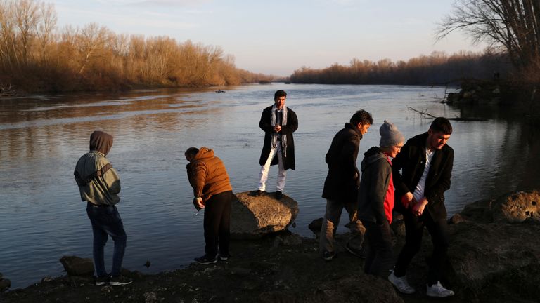 Les migrants se tiennent sur les rives de la rivière Evros, frontière naturelle entre la Turquie et la Grèce, près d'Edirne, Turquie