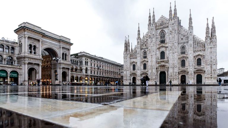 Une photo montre la Piazza Duomo déserte à Milan, le 5 mars 2020.