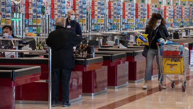 Les acheteurs dans un supermarché de Milan, qui a vu le plus de cas de coronavirus