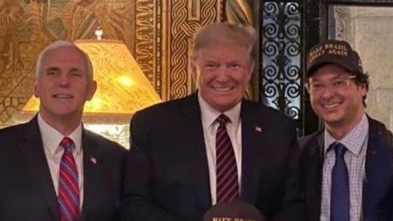 Donald Trump a été photographié avec Fabio Wajngarten (à droite) qui a ensuite été testé positif pour le coronavirus. Pic: Instagram