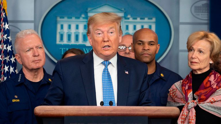 Le président américain Donald Trump debout avec des membres de l'équipe du groupe de travail sur le coronavirus de la Maison Blanche, prend la parole lors d'un point de presse dans la salle de presse de la Maison Blanche le 15 mars 2020 à Washington, DC. (Photo par JIM WATSON / AFP) (Photo par JIM WATSON / AFP via Getty Images)