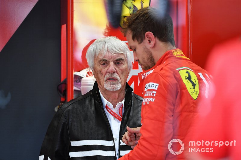 Bernie Ecclestone, président émirite de la Formule 1, dans le garage Ferrari avec Sebastian Vettel, Ferrari