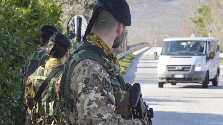 Des soldats italiens imposent le verrouillage