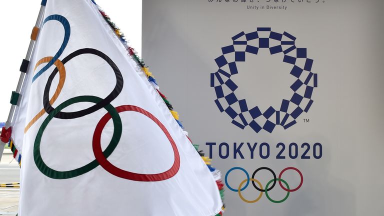 Le drapeau olympique et le logo de Tokyo 2020 lors de la cérémonie officielle du drapeau en 2016