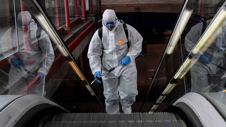 Un membre de l'Unité des urgences militaires (UME) effectue une désinfection générale à la station de métro Nuevos Ministerios à Madrid 